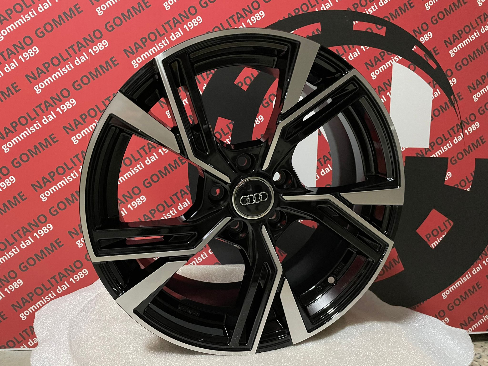 Cerchi in lega compatibili per audi a3 modello rs6 da 17 pollici nella colorazione nero diamantato