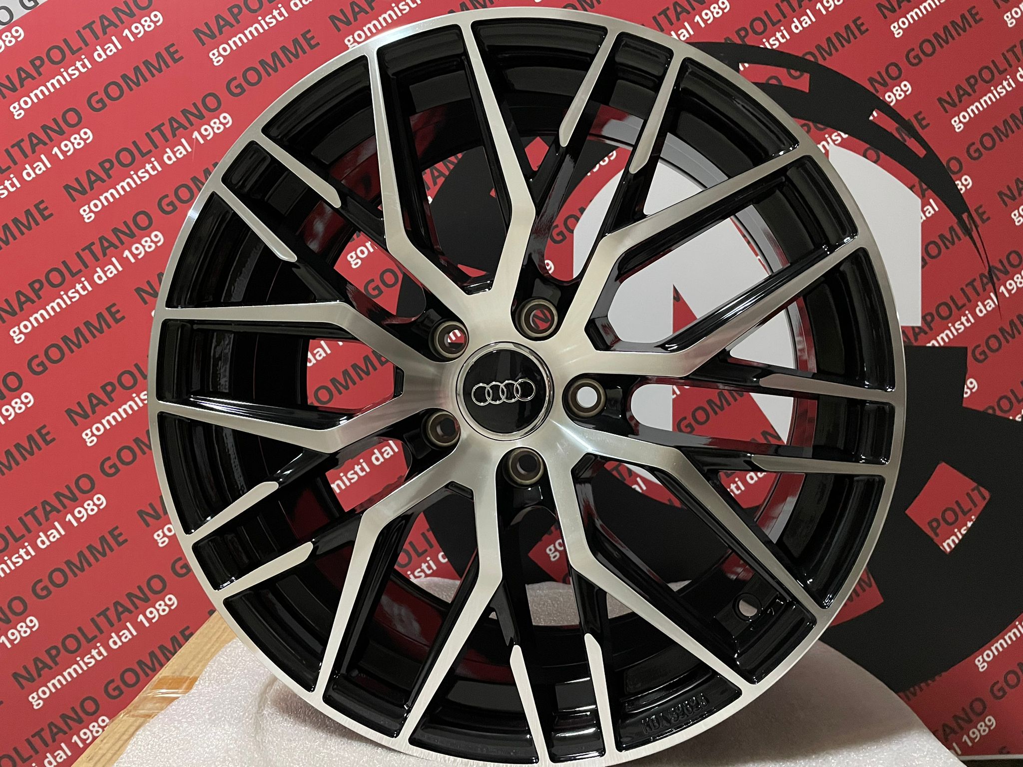 Cerchi in lega compatibili per audi q2 da 18 pollici modello rs4 nero diamantato