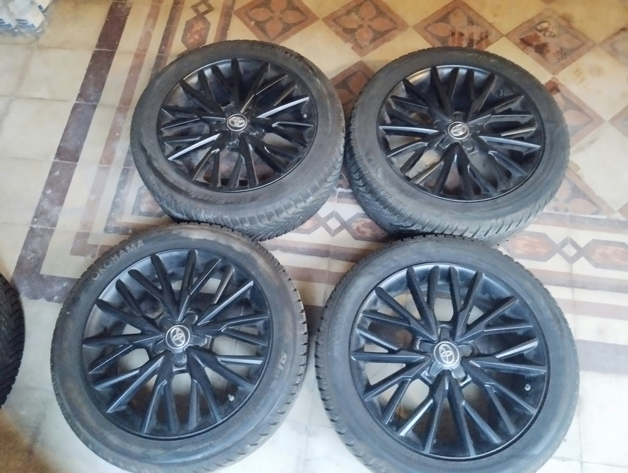 Cerchi e pneumatici invernali Toyota Chr 18 pollici usati